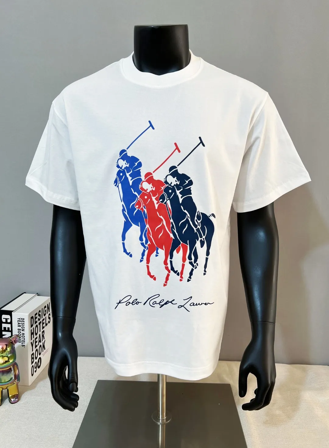 P140 Ralph Lauren 2026ss new spring and summer three-color logo equestrian knight print round-neck short-sleeved T-shirt; new products are available on the official website at the same time; strictly control the size of the LOGO; color matching and color matching; simple, fashionable and low-key connotation; selection of 240g double yarn pure cotton fabric; tight threaded neckline; back body crimping and boning; factory high-temperature anti-shrinkage process; not easy to deform and shrink after washing; essential clothing for three seasons; color: black White, sizes XS-L (can wear up to 200 pounds)